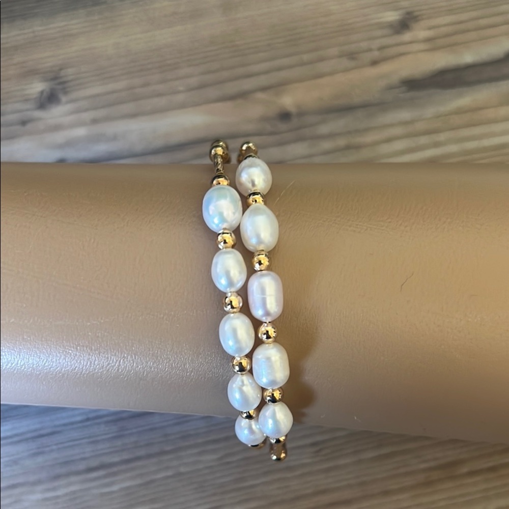 Elegant Gold and Pearl Bracelet